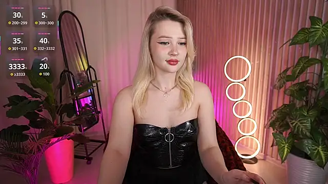 LauraWifeness live sex cam