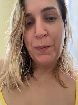 Bia_sexynovaes live sex cam