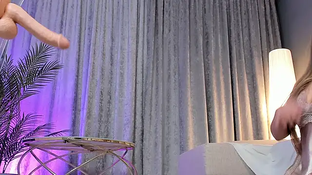 LisaAventi live sex cam