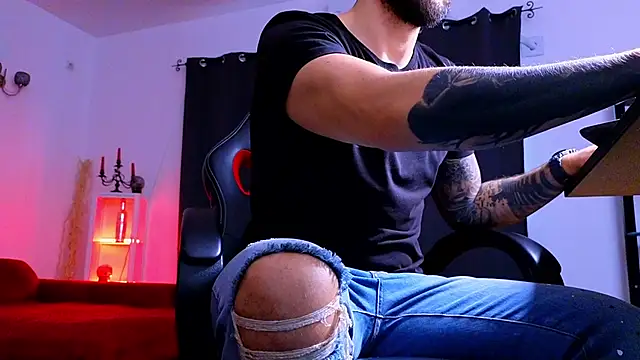 MightyAaron66 live sex cam