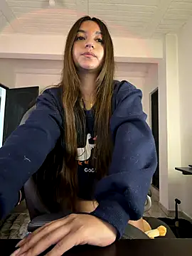 aly_golden_ live sex cam