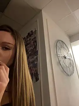 MarilynNova live sex cam