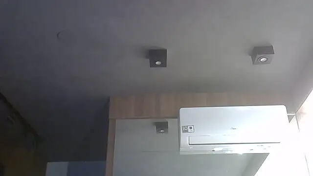 SkinnyKitten live sex cam