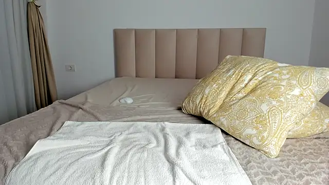 Saradiamond1 live sex cam