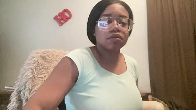 MommyConfident live sex cam