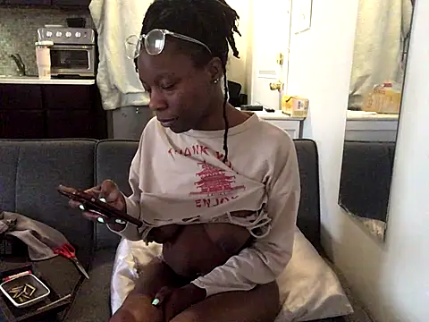 littyleesh1 live sex cam