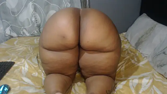 SEXYHUGEASS21 live sex cam