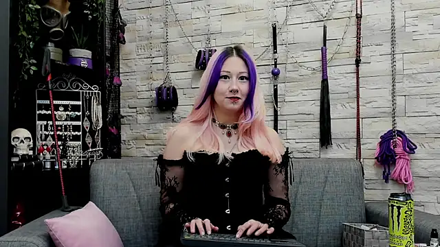 CruelMistress live sex cam