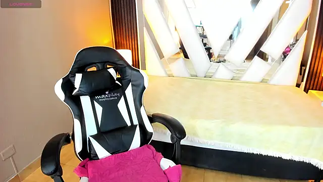 Linda4Petite live sex cam