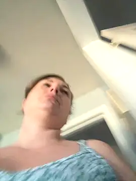 MilfyMrsRobinson live sex cam