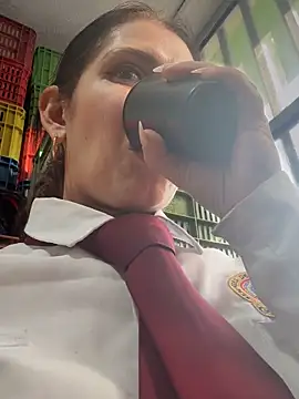 Alysson-- live sex cam