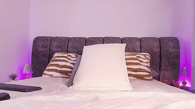 naia_blessed live sex cam