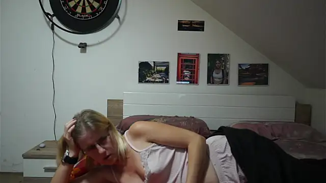 Moistdevil live sex cam