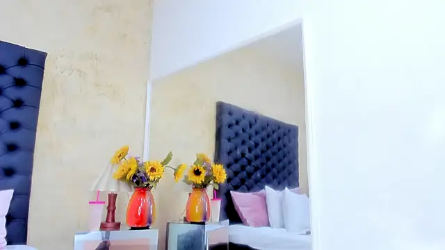 NahomiWhitel live sex cam