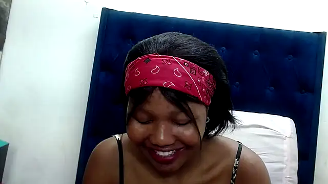 BUNNYCHOWX28 live sex cam