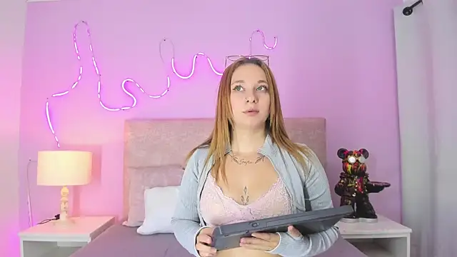 EmaRae1499 live sex cam