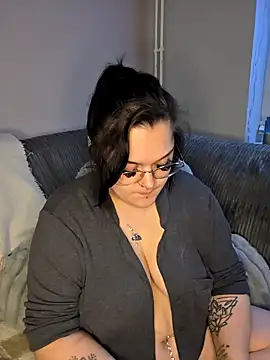 Saucy-Serenity live sex cam