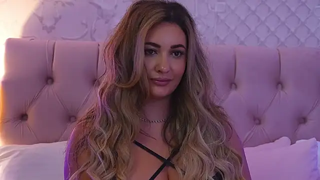 YaaraCollins live sex cam