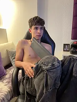 AdrianRinaldi live sex cam