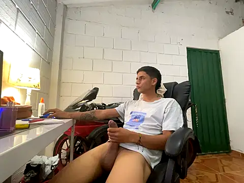 Max_TheHorseDick live sex cam