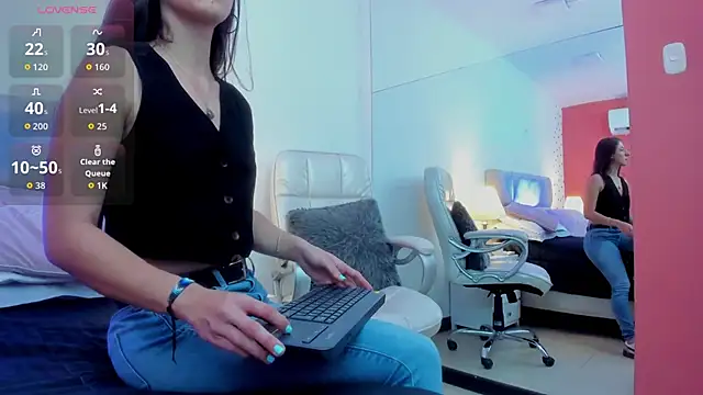 SaraJonness live sex cam