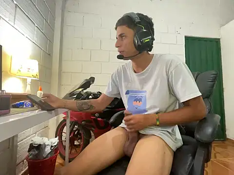 Max_TheHorseDick live sex cam