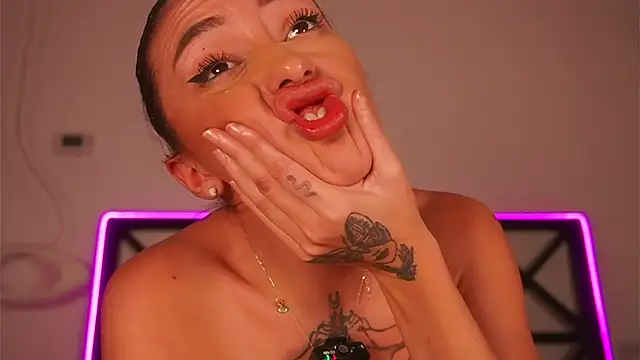 LunaMystyque live sex cam