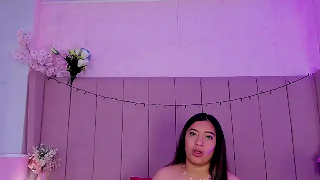 MollyBigBoobs12's Stripchat show and profile