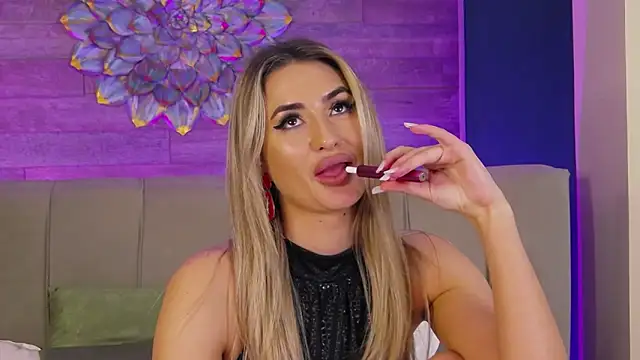 LoraDevine live sex cam