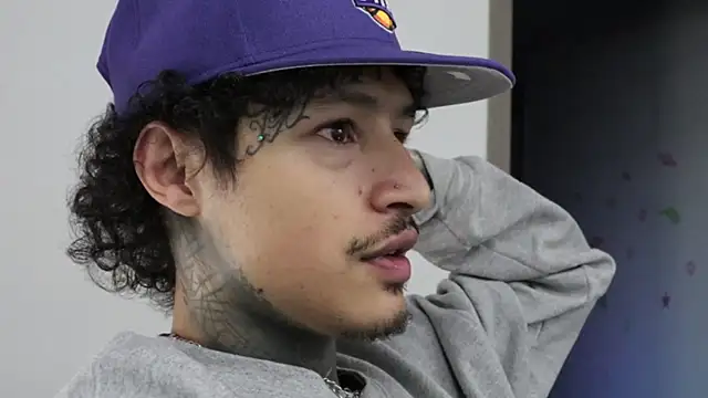 trieone live sex cam