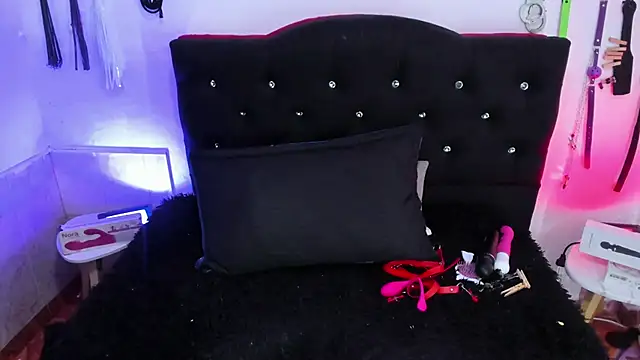 LucyStrike_ live sex cam