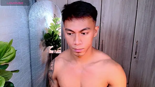 PinooyMilker live sex cam