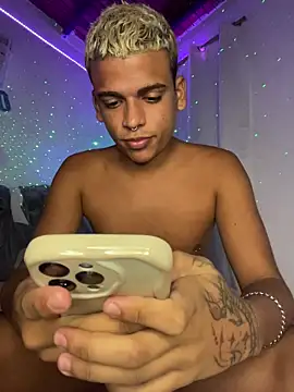 MrLeoLatino live sex cam