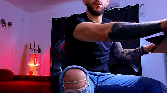 MightyAaron66 live sex cam