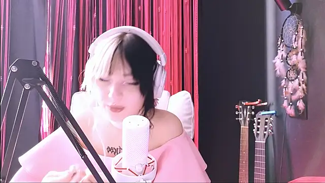 Avi_Nile's Stripchat show and profile