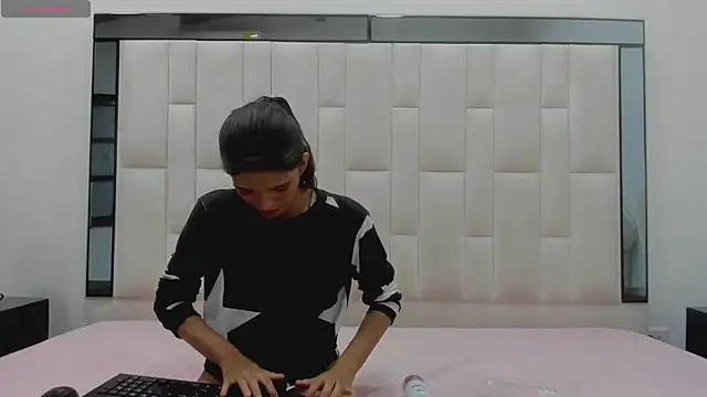 RebecaRelish's Stripchat show and profile