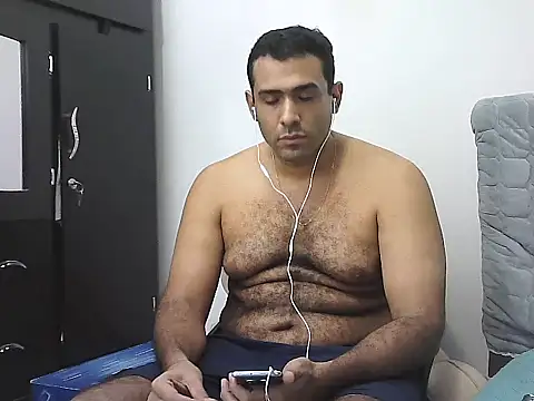 AlphaLatinoBear live sex cam