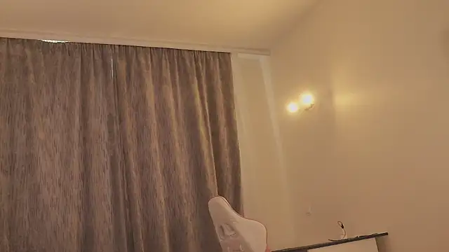 MiaThaine live sex cam