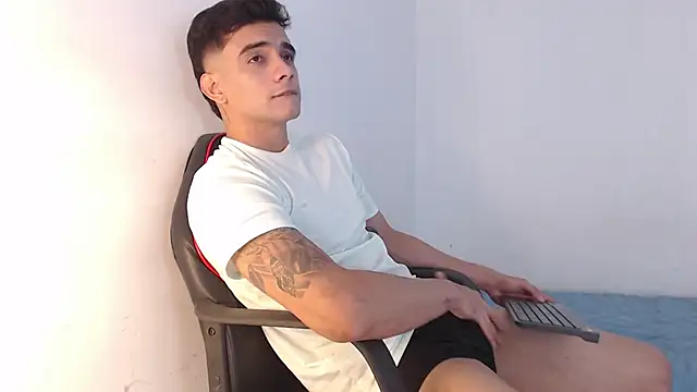 adam_levis17's cam snapshot