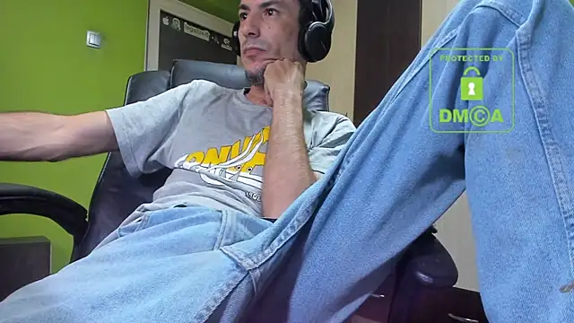 BigCumShoot's cam snapshot