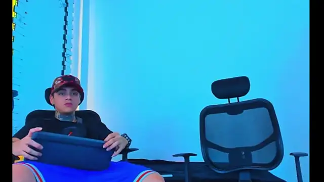 HOT_boy2025's cam snapshot