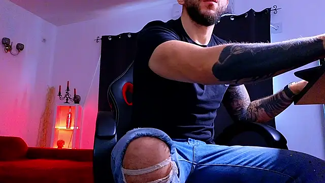 MightyAaron66 live sex cam