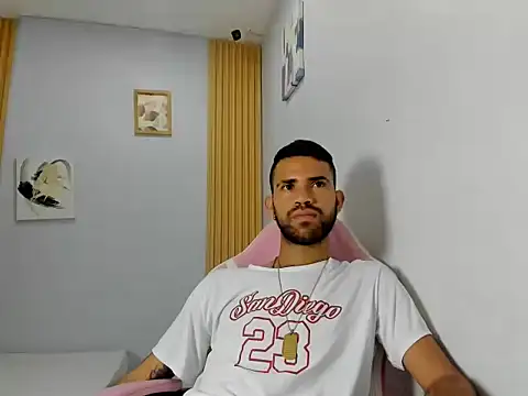 adri_sexboy229's cam snapshot