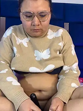 alice_love052's Stripchat show and profile