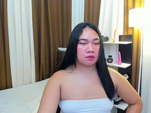 TsUncutKaren live sex cam
