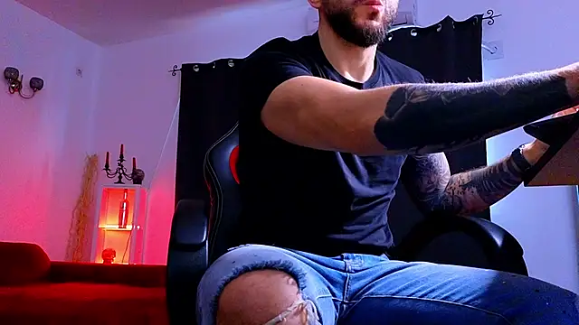 MightyAaron66 live sex cam