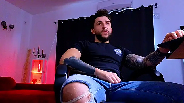 MightyAaron66 live sex cam