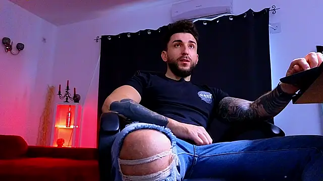 MightyAaron66 live sex cam