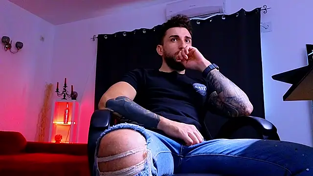 MightyAaron66 live sex cam