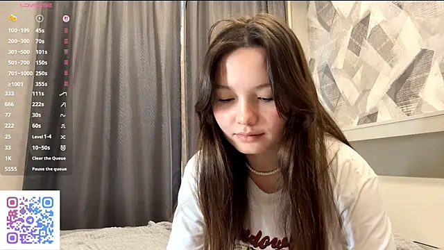 KiraVelvet live sex cam